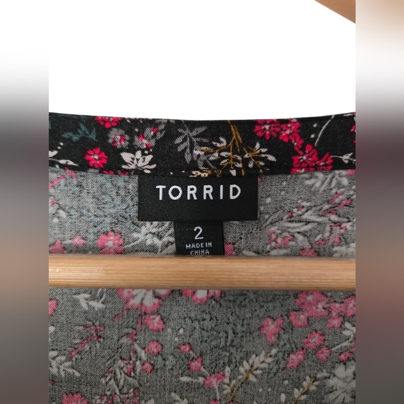 Torrid Black and Pink Floral Baby Doll Blouse Size 2 - Picture 2 of 3
